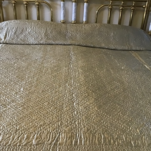 Elegant Tan/Champaign Quilted Bedspread - Picture 7 of 11